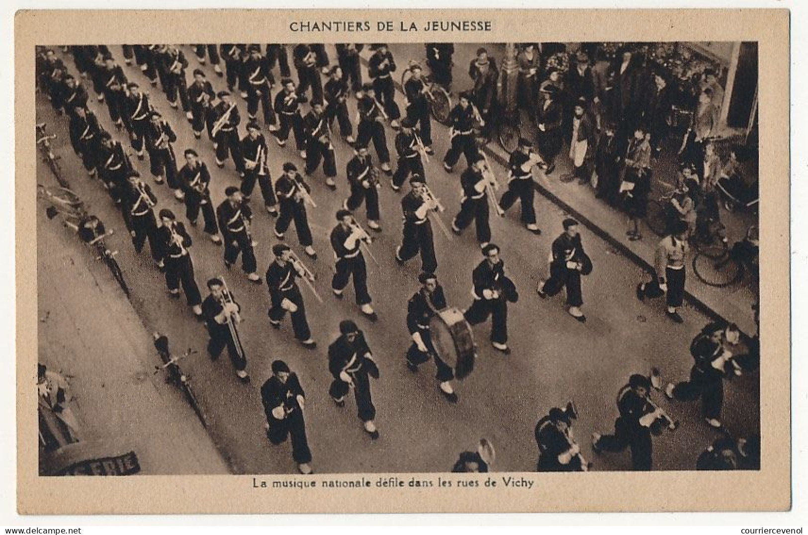 CPA - VICHY (Allier) - Chantiers De La Jeunesse - La Musique Nationale Défile Dans Les Rues De Vichy - Vichy