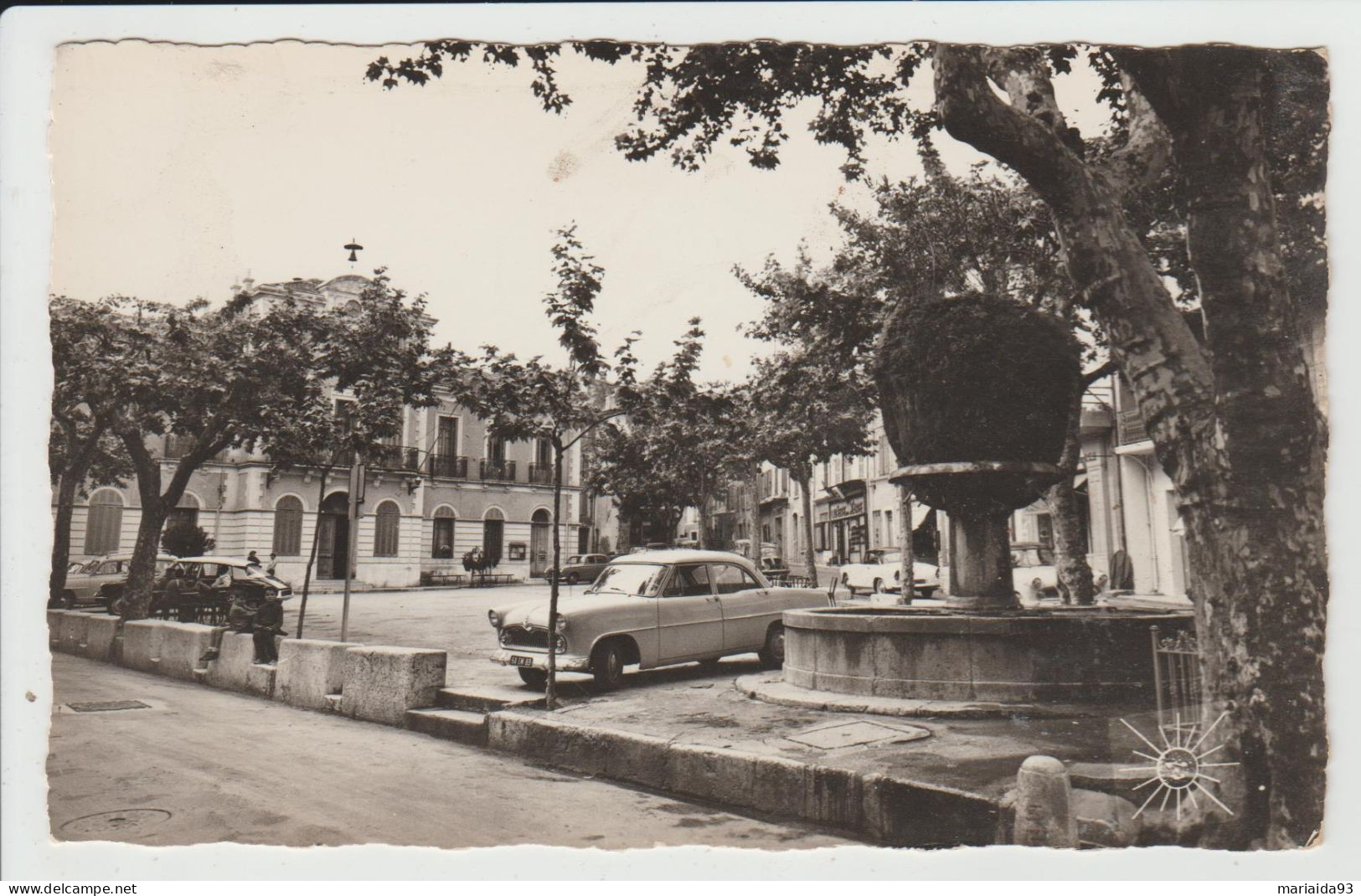 LE BEAUSSET - VAR - LA FONTAINE ET LA PLACE DE LA MAIRIE - Le Beausset