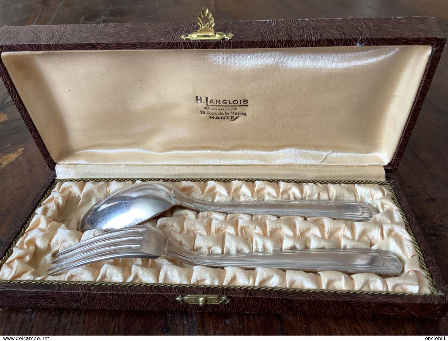 Nantes Langlois Joaillier 19 Rue De La Marne Coffret Cuiller Fourchette 2 Poinçons 60g Et Mars 2 étoiles Très Bon état - Silverware