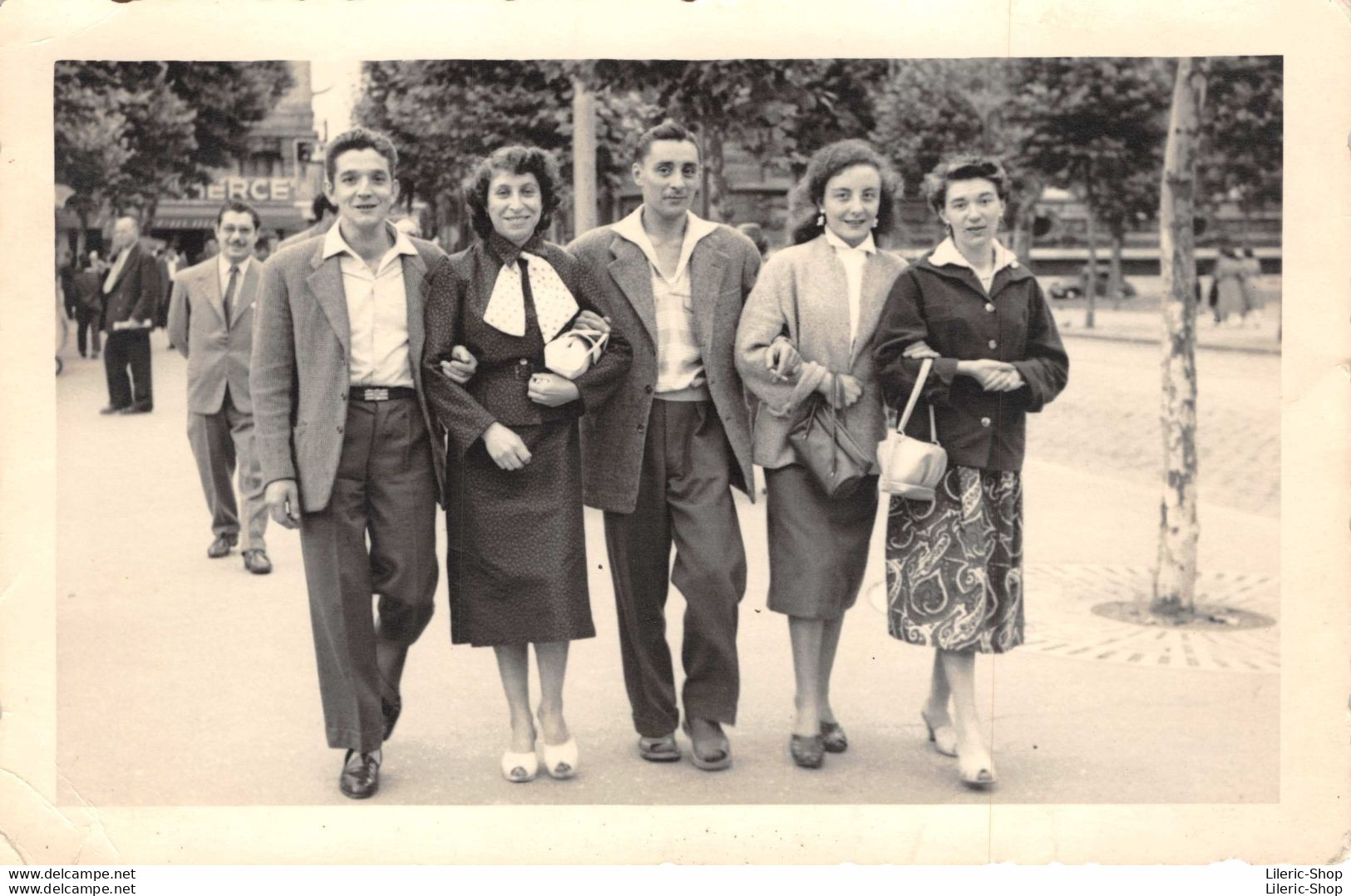 PHOTO ANCIENNE Groupe De Jeunes Gens Place Jean Jaurès à St-Etienne [42] Le Dimanche 22 07 1956 - 132X85 - Anonymous Persons