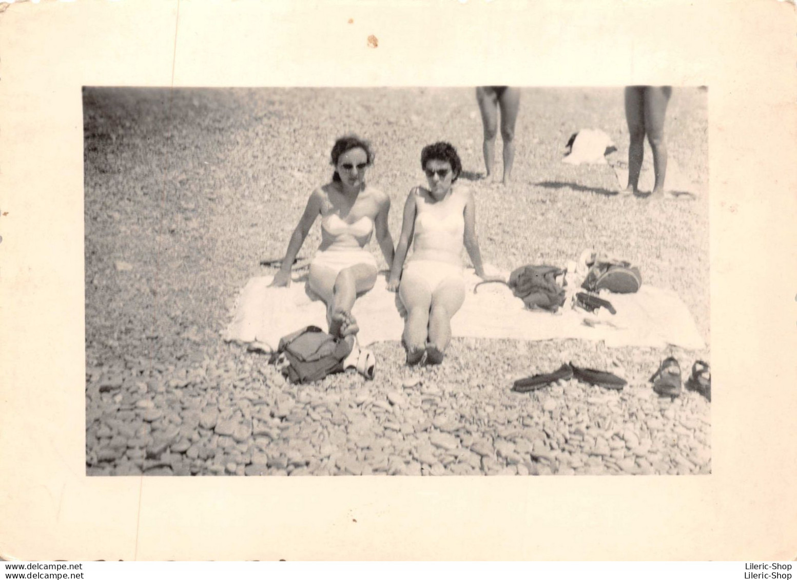 PHOTO ANCIENNE  Jeunes Femmes Pin-up En Maillots De Bains Swimsuit Plage De Galets  - Nice 1957  - 109X78 - Pin-up