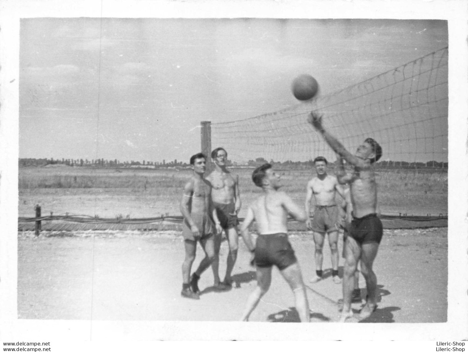 Snapshot Jeunes Hommes En Short Torse Nu Gay Sexy - Équipe De Volley-ball à La Station - Dijon (21) Août 1952 - 98X74 - Identifizierten Personen