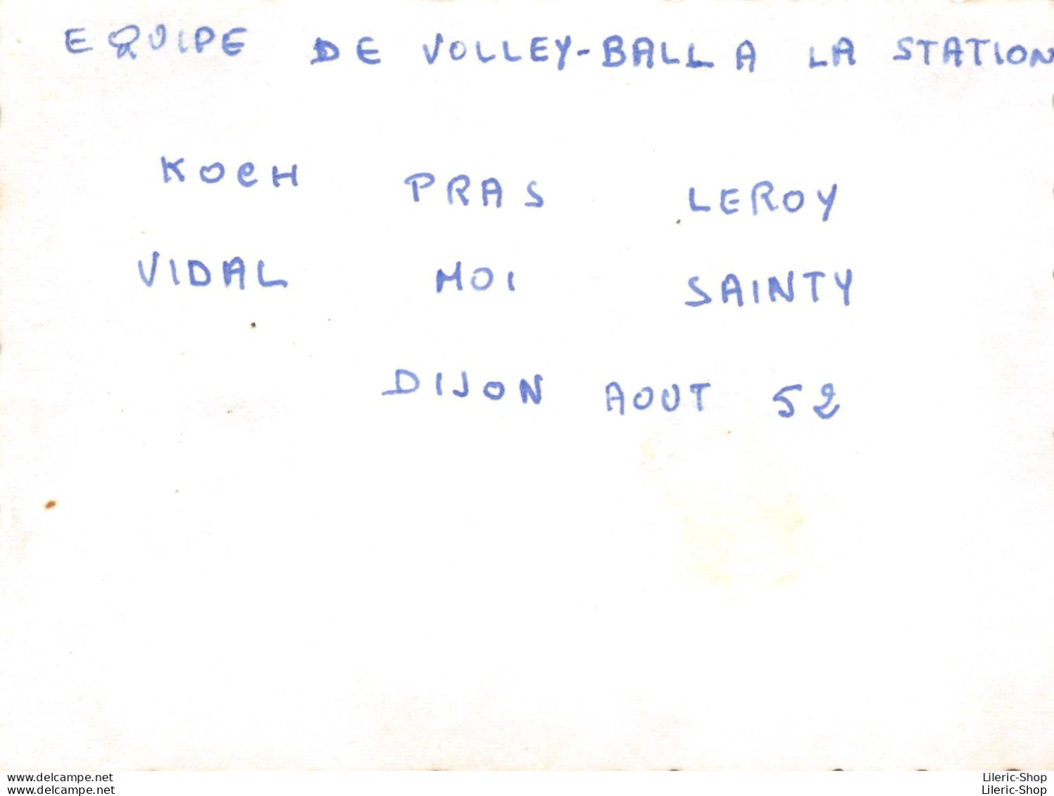 Snapshot Jeunes Hommes En Short Torse Nu Gay Sexy - Équipe De Volley-ball à La Station - Dijon (21) Août 1952 - 98X74 - Identified Persons