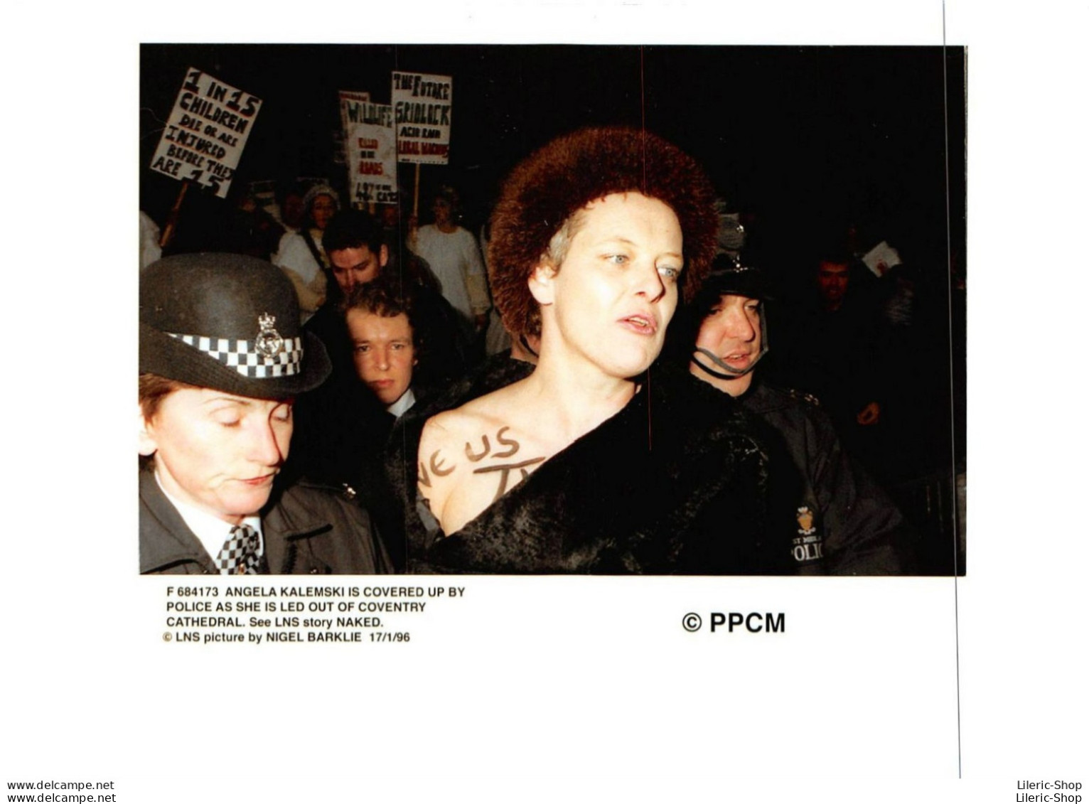 17/01/96 - NIGEL BARKLIE - 6 PRESS PHOTOS ON THE ARREST OF A NACKED WOMAN PROTESTING IN COVENTRY CATHEDRAL - Identified Persons