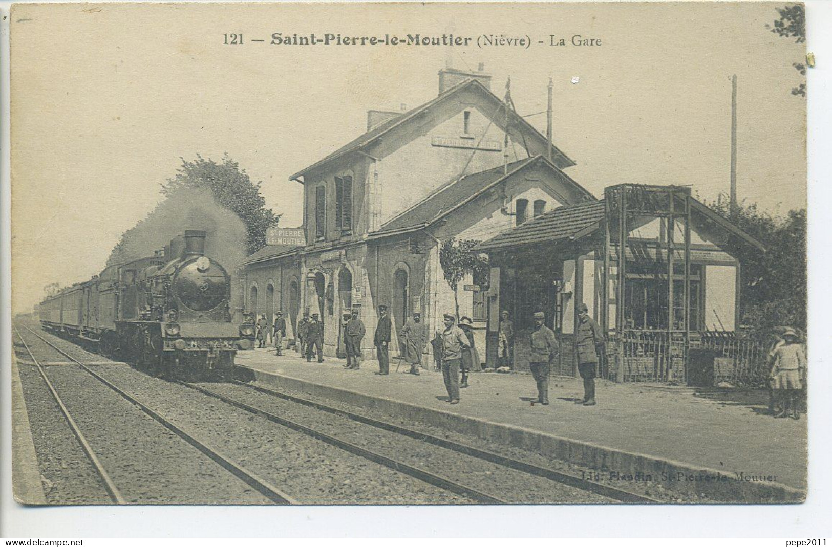 CPA 58 SAINT ST PIERRE LE MOUTIER La Gare Animation Sur Le Quai Bâtiments Train - Saint Pierre Le Moutier