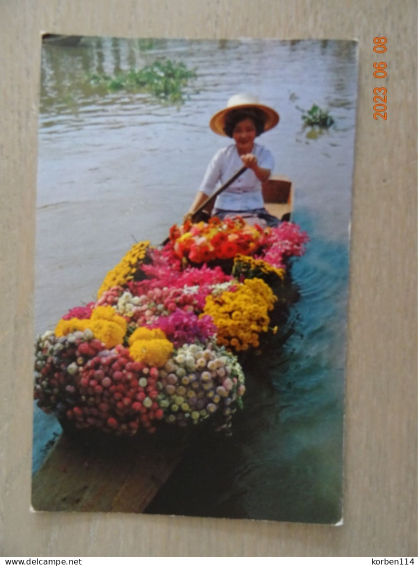 COLOURFUL FLOWERS ON THEIR WAY TO THE FLOATING MARKET - Thaïlande