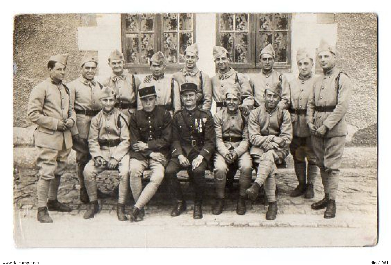 CPA 3379 - MILITARIA - Carte Photo Militaire - Officier Avec Des Médailles Militaires Et Soldats N° 57 Sur Les Cols ... - Personen