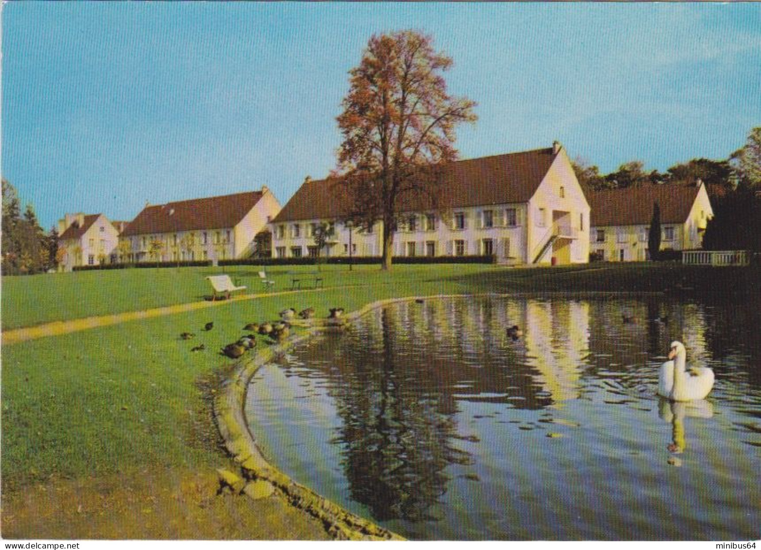 ENNERY (95) - Domaine D'Ennery - Résidence Lavielle -  Les Pavillons Vus Du Lac - Fédération Mutualiste - 1980 - Ennery