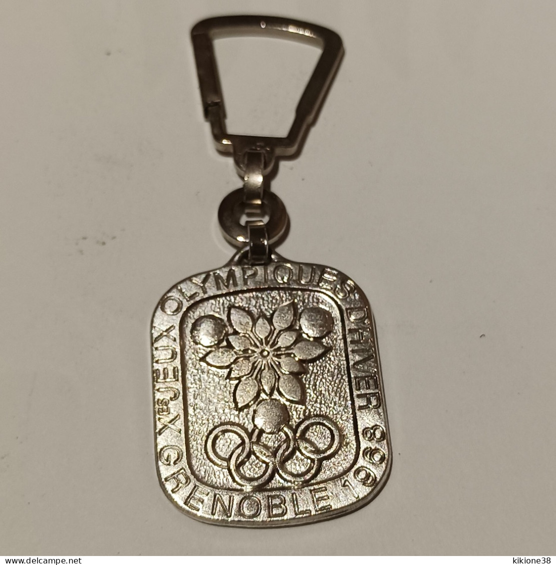 Porte Clé Des Jeux Olympiques De GRENOBLE 1968 En Métal Couleur Argent; Objet Souvenir, Médaille, Badge, Pin's. - Apparel, Souvenirs & Other