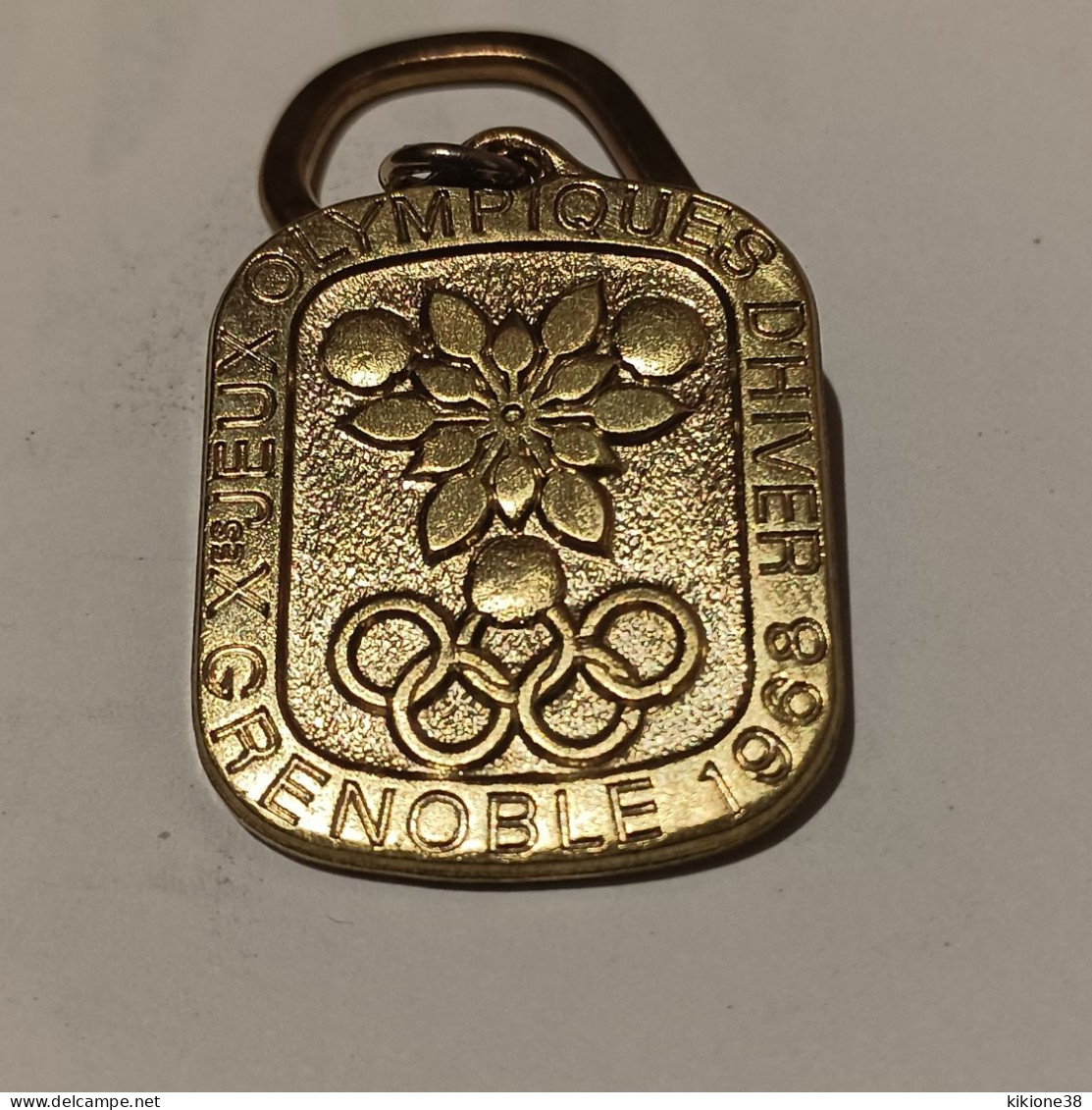 Porte Clé Rare En BRONZE - Jeux Olympiques D'hiver GRENOBLE 68. Objet Souvenir, Médaille, Badge, Pin's. - Bekleidung, Souvenirs Und Sonstige