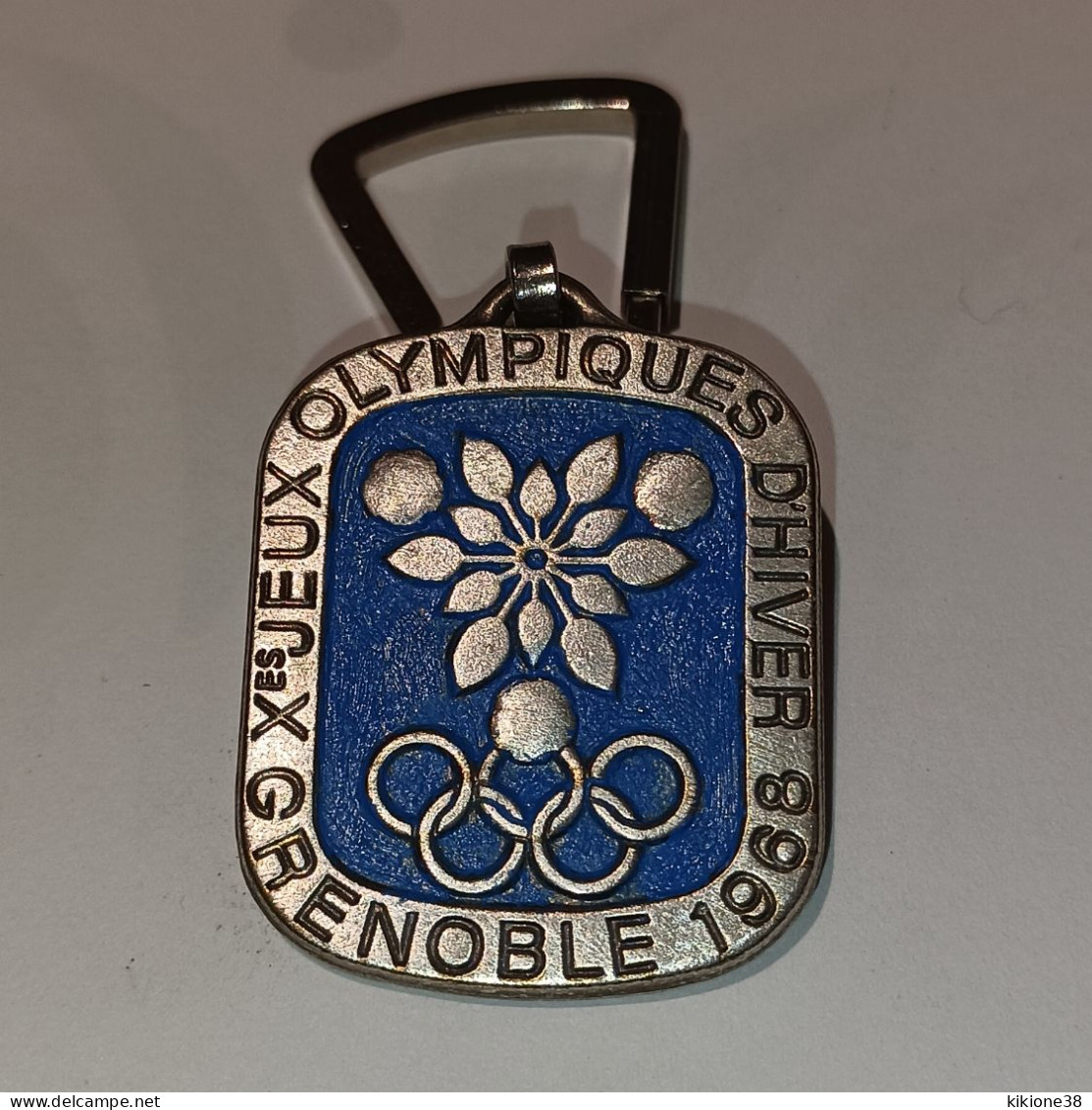 Porte Clé (repeint) En BLEU Des Jeux Olympiques De Grenoble 68. Objet Souvenir, Médaille, Badge, Pin's. - Abbigliamento, Souvenirs & Varie