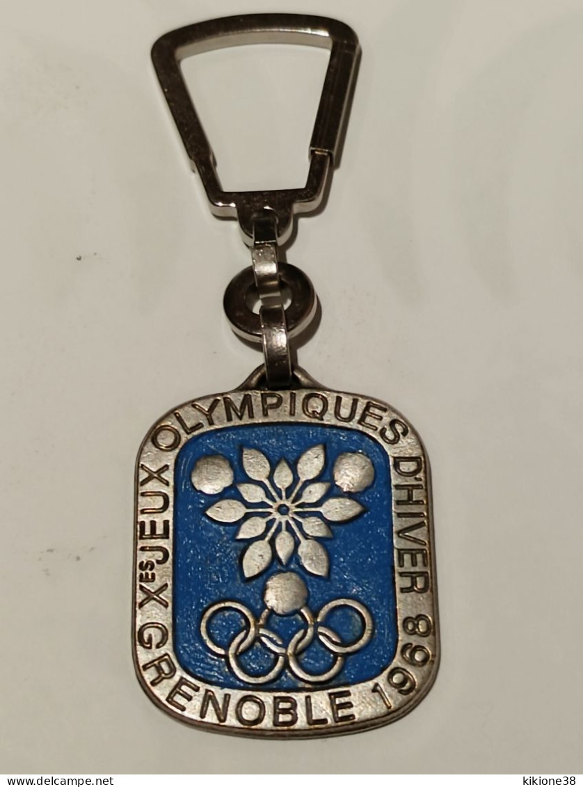 Porte Clé (repeint) En BLEU Des Jeux Olympiques De Grenoble 68. Objet Souvenir, Médaille, Badge, Pin's. - Bekleidung, Souvenirs Und Sonstige