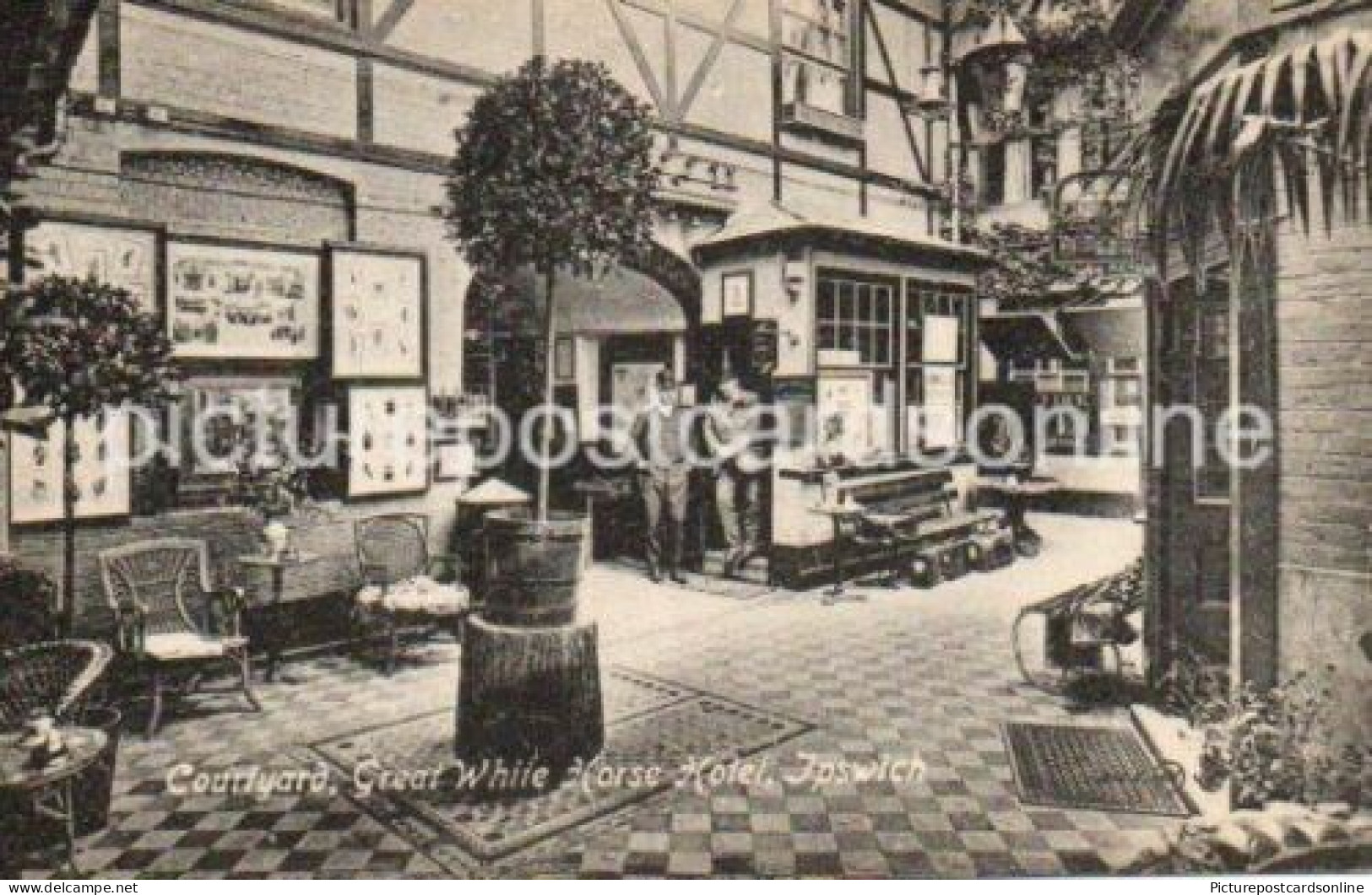 COURTYARD GREAT WHITE HORSE HOTEL OLD B/W POSTCARD IPSWICH SUFFOLK - Ipswich