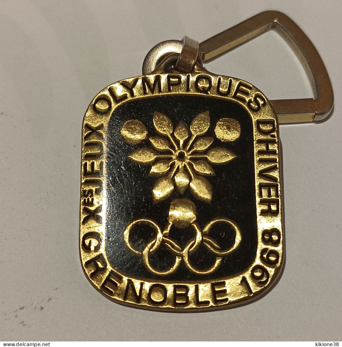 Très Rare Porte Clé Des Jeux Olympiques De Grenoble 68 Fond Noir Sous Résine. Objet Souvenir, Médaille, Badge, Pin's. - Kleding, Souvenirs & Andere