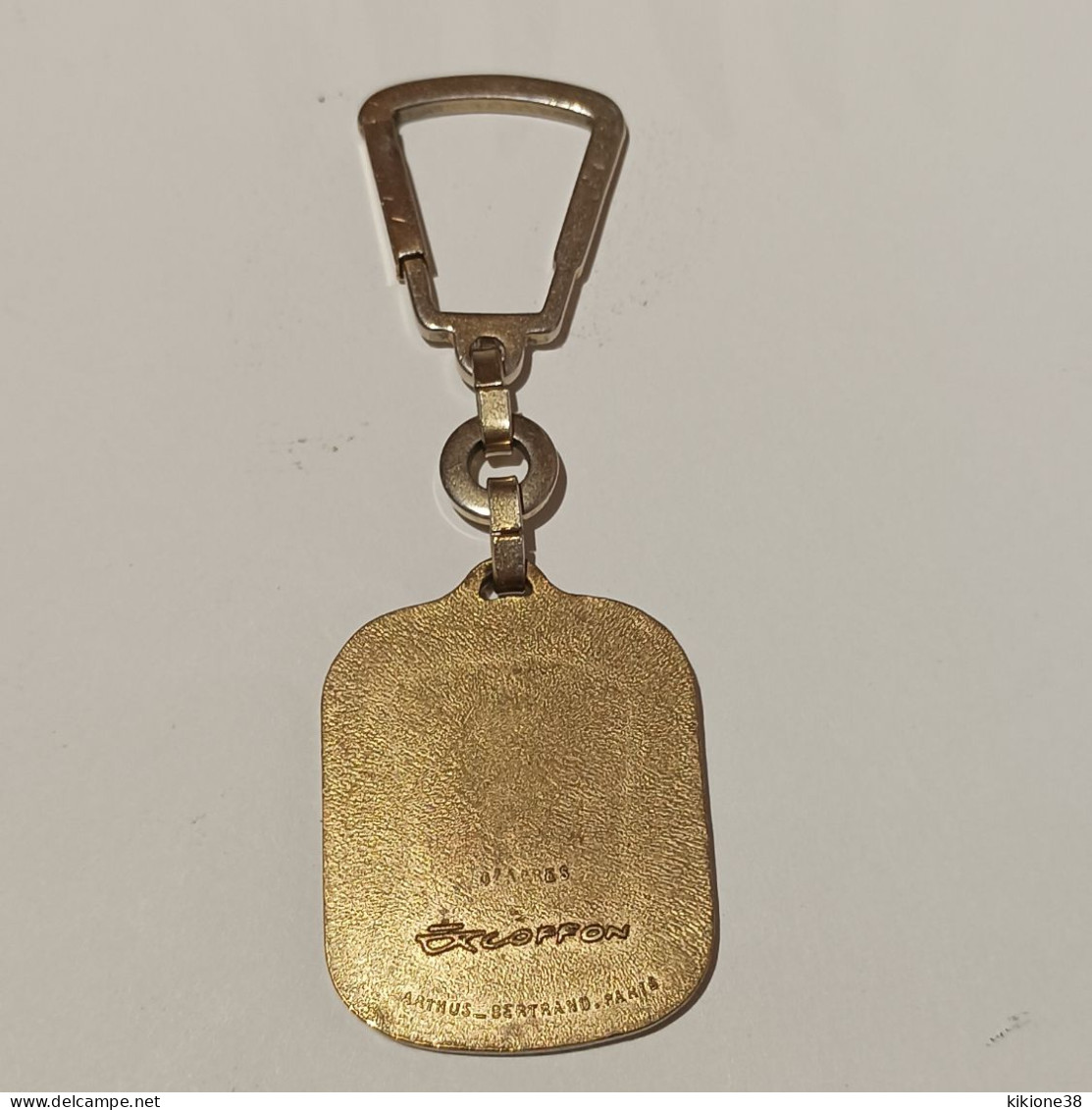 Très Rare Porte Clé Des Jeux Olympiques De Grenoble 68 Fond Noir Sous Résine. Objet Souvenir, Médaille, Badge, Pin's. - Bekleidung, Souvenirs Und Sonstige