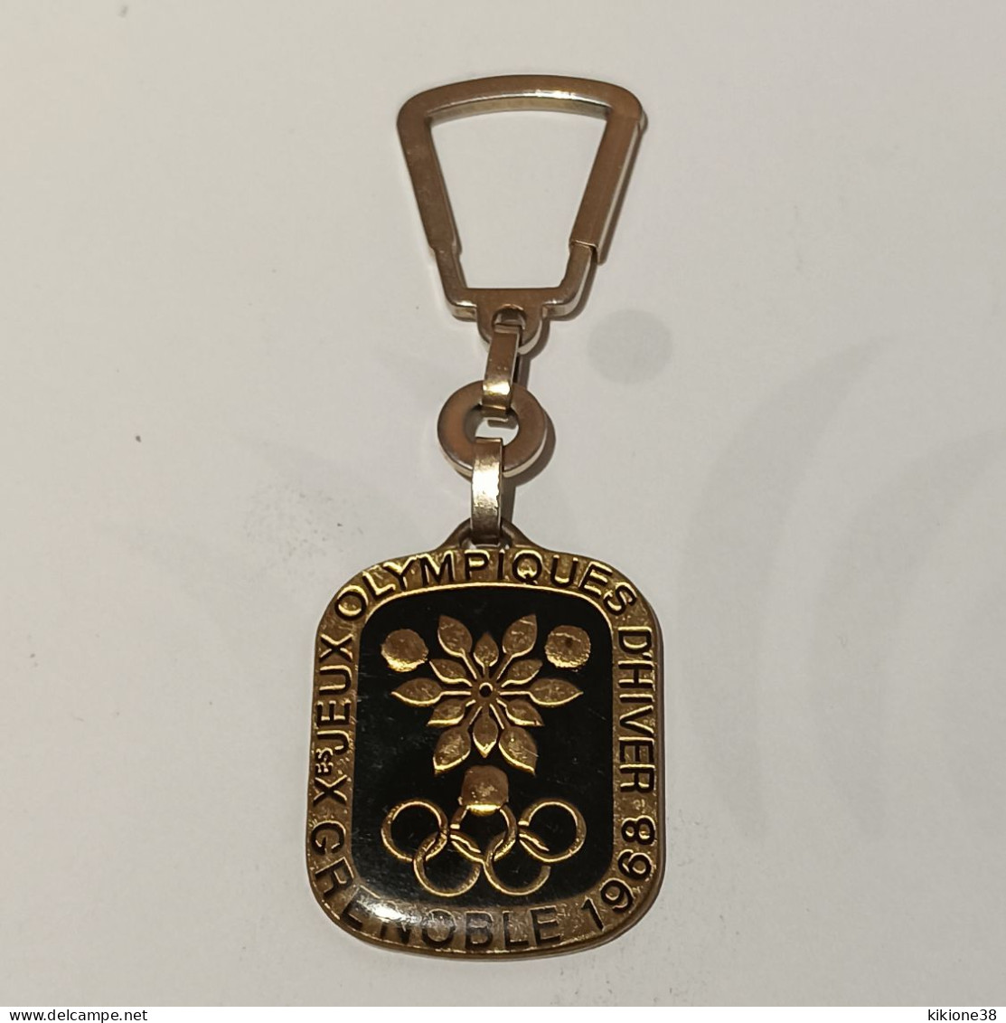 Très Rare Porte Clé Des Jeux Olympiques De Grenoble 68 Fond Noir Sous Résine. Objet Souvenir, Médaille, Badge, Pin's. - Bekleidung, Souvenirs Und Sonstige