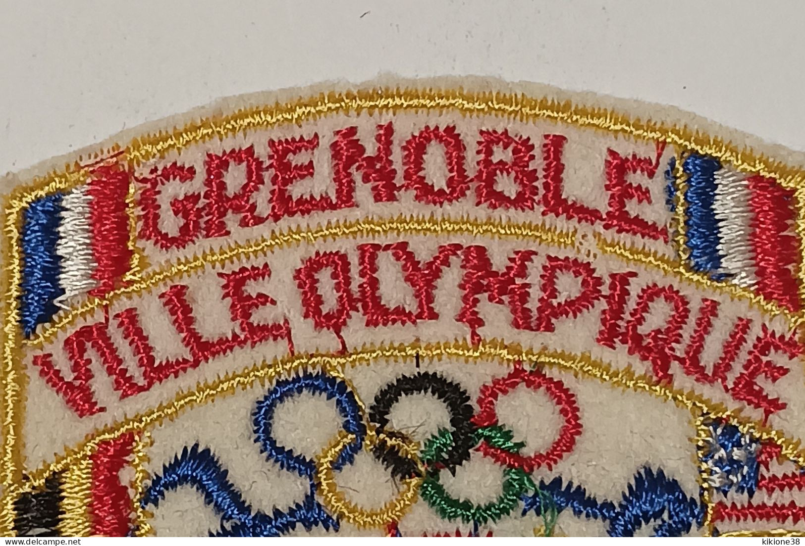 Écusson Des Jeux Olympiques De Grenoble 68; Objet Souvenir. - Bekleidung, Souvenirs Und Sonstige