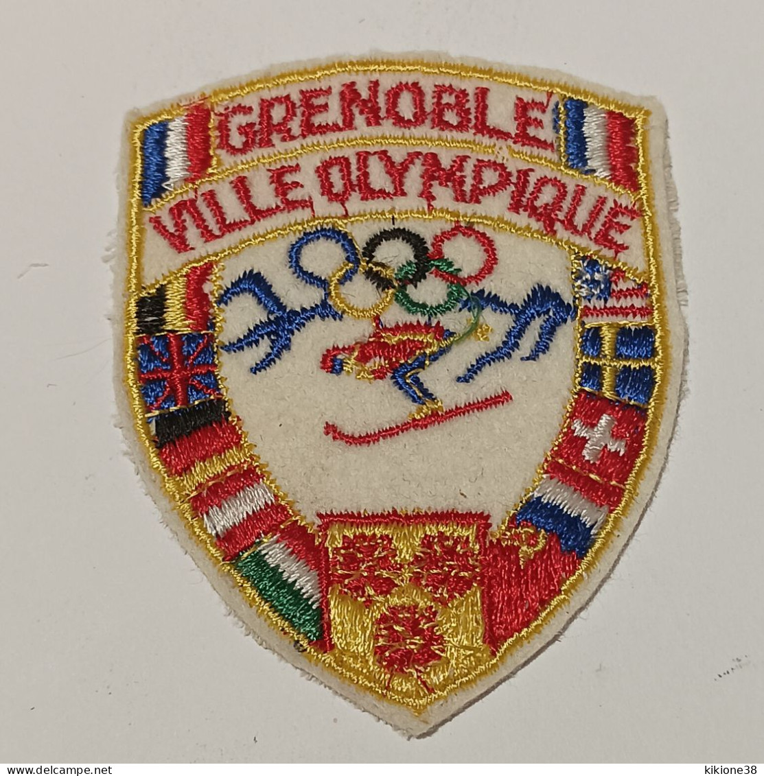 Écusson Des Jeux Olympiques De Grenoble 68; Objet Souvenir. - Bekleidung, Souvenirs Und Sonstige