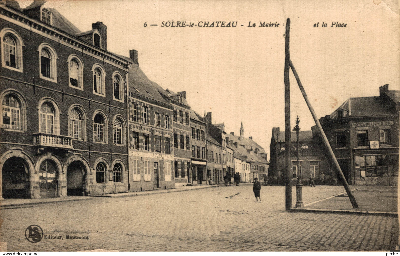 N°105056 -cpa Solre Le Château -la Mairie Et La Place- - Solre Le Chateau