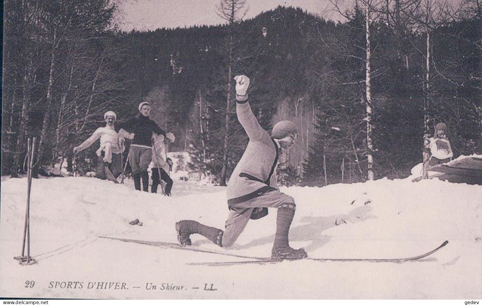 Sport D'hiver, Un Skieur Pratiquant Le Ski Télémark (29) - Sports D'hiver