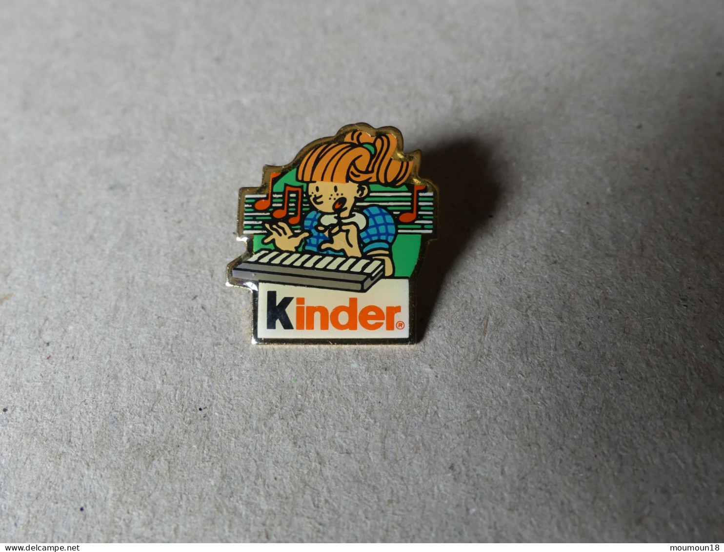 Lot 8 Pin's Kinder Dont Caroline Lisfranc - Pin's (Badges)