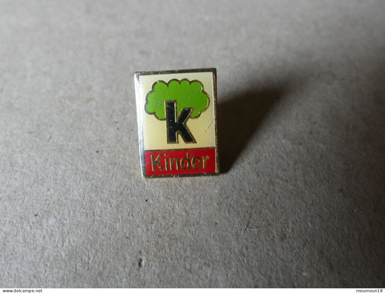 Lot 8 pin's Kinder dont Caroline Lisfranc