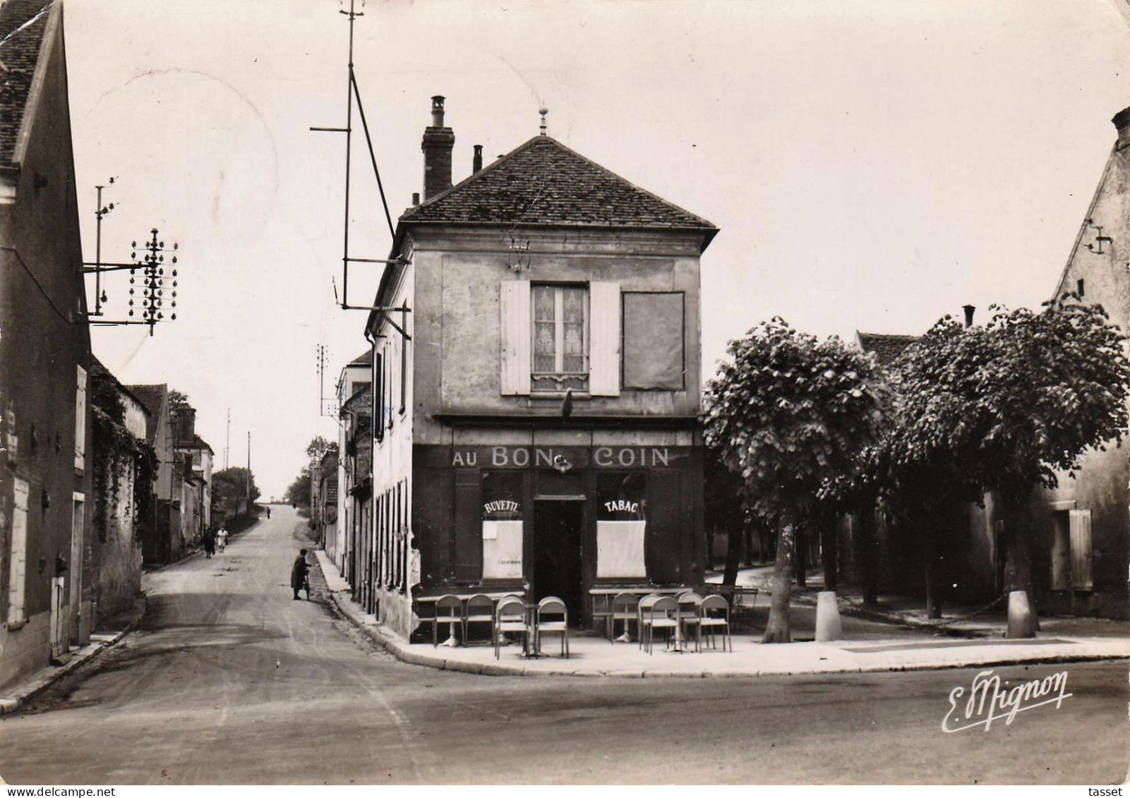 Villeneuve La Guyard 89 : AU BON COIN  , Café Tabac  Dans Les Années1950 , Route De Chéroy - Cafés