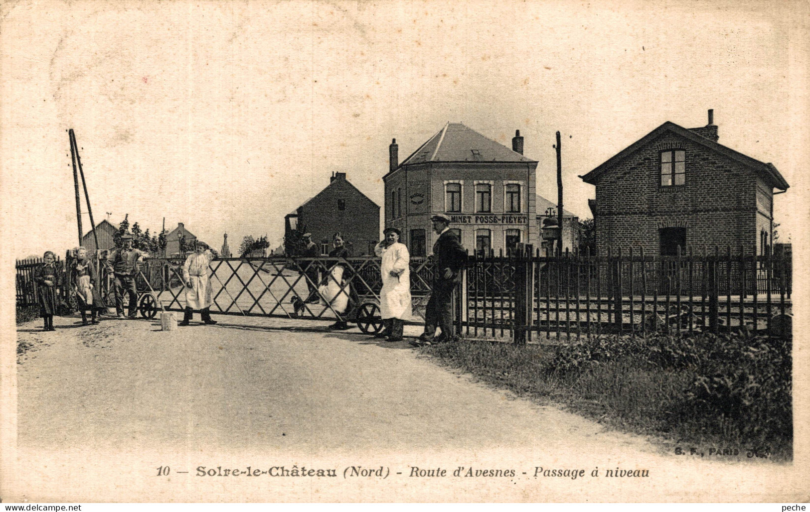 N°105098 -cpa Solre Le Château -passage à Niveau -route D'Avesnes- - Solre Le Chateau