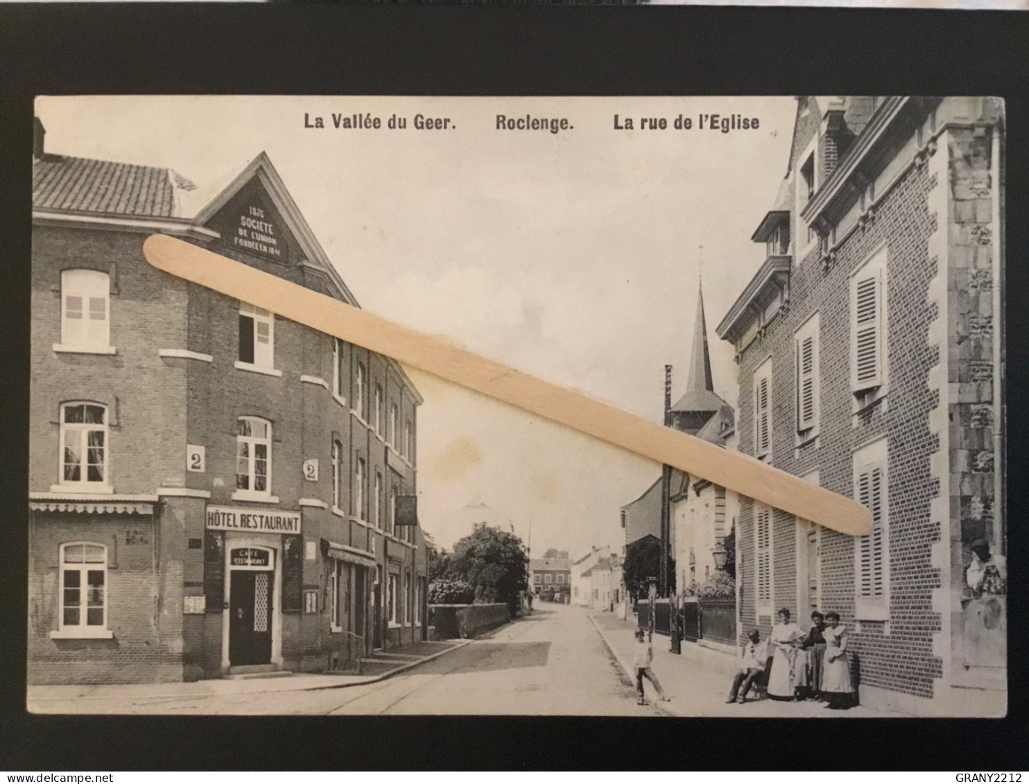 ROCLENGE «  LA RUE DE L’ÉGLISE 1908 » PANORAMA,ANIMÉE ,HÔTEL RESTAURANT. - Geer