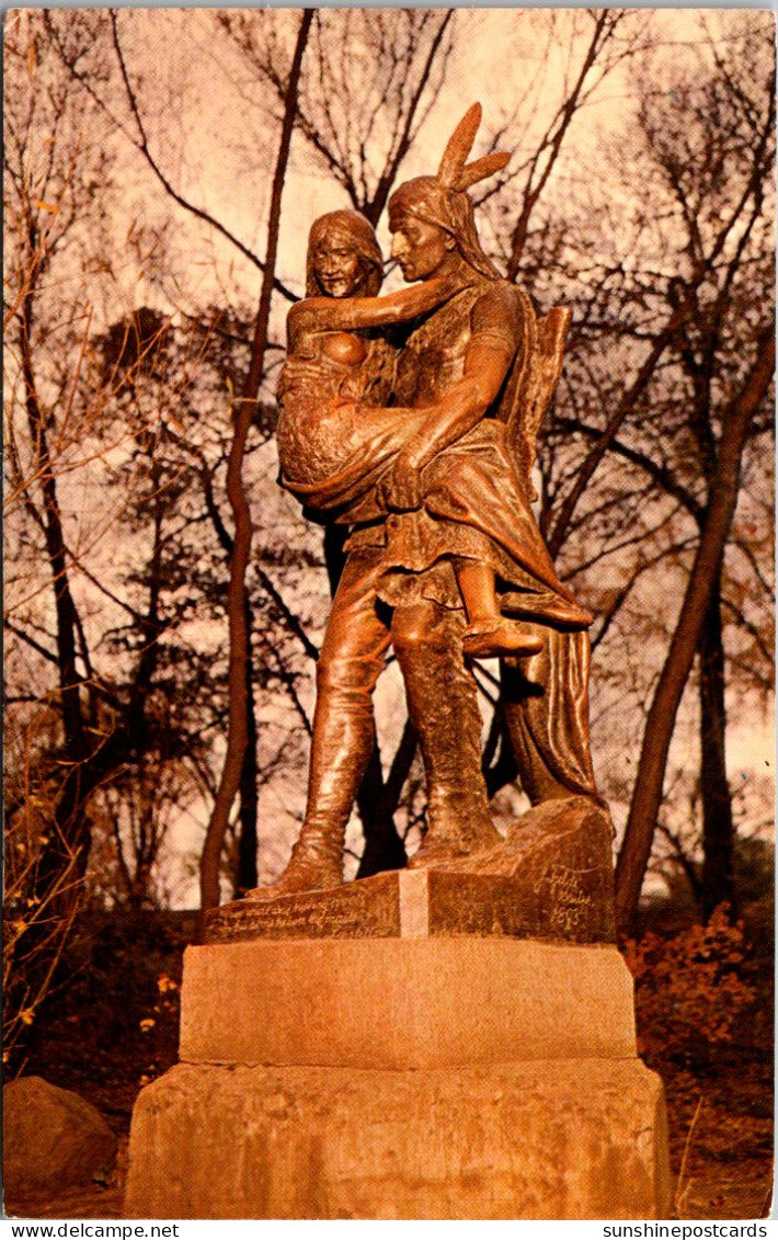 Minnesota Minneapolis Minnehaha Park Minnehaha And Hiawatha Statue - Minneapolis