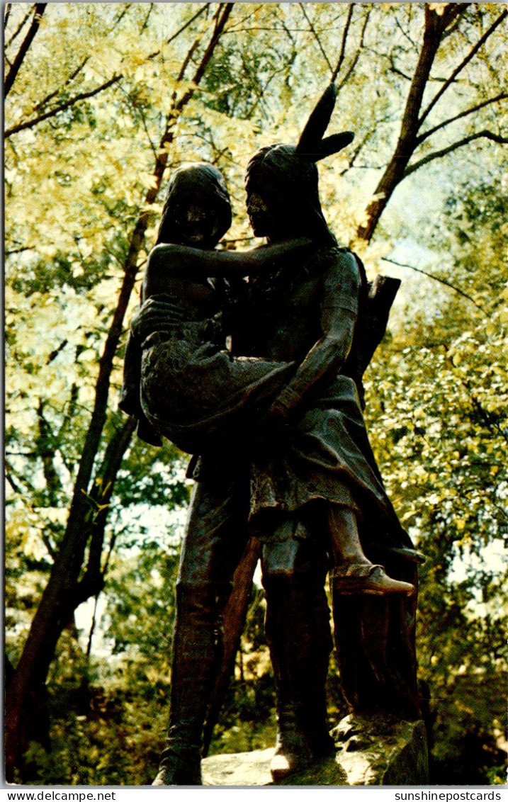 Minnesota Minneapolis Minnehaha Park Minnehaha And Hiawatha Statue - Minneapolis