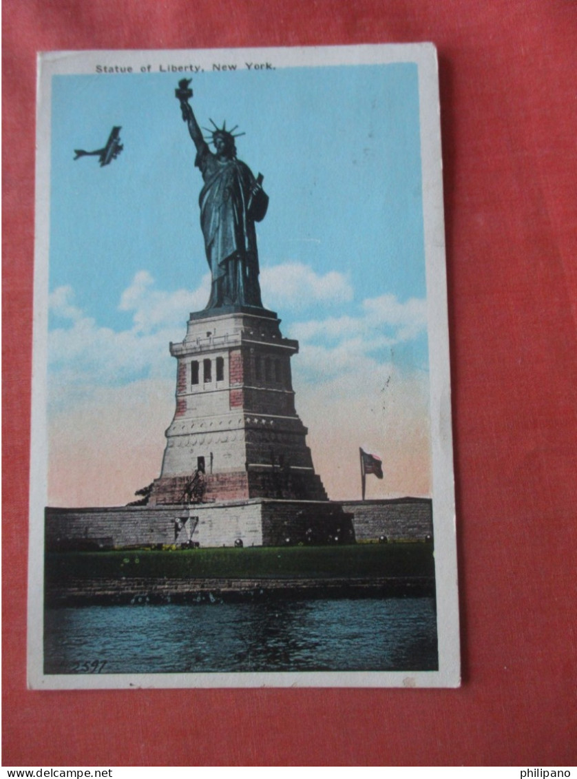 Airplane Flying  By   Statue Of Liberty.  New York > New York City > Statue Of Liberty.   Ref 6095 - Freiheitsstatue