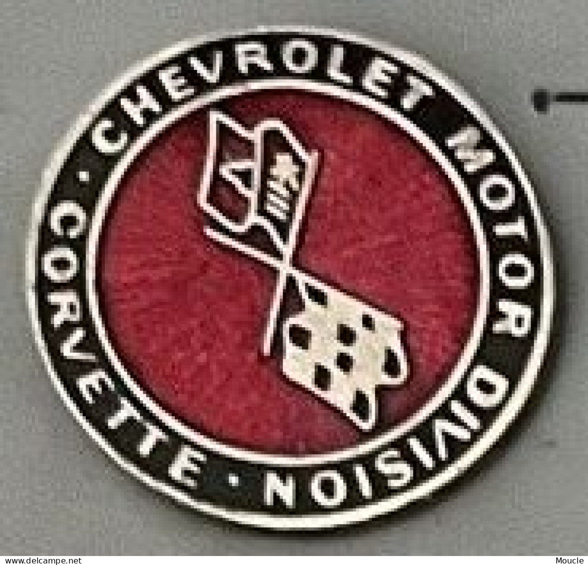 CHEVROLET MOTOR DIVISION - CORVETTE - LOGO - VOITURE - CAR - AUTOMOBILE - AUTO - FOND ROUGE - (32) - Corvette