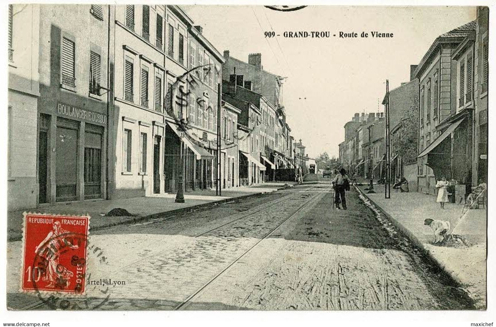 Grand Trou - Route De Vienne (animation, Commerces, Un Chien Fait Ces Besoins Sur Le Trottoir, Rails Tramway ) Circ 1908 - Lyon 8