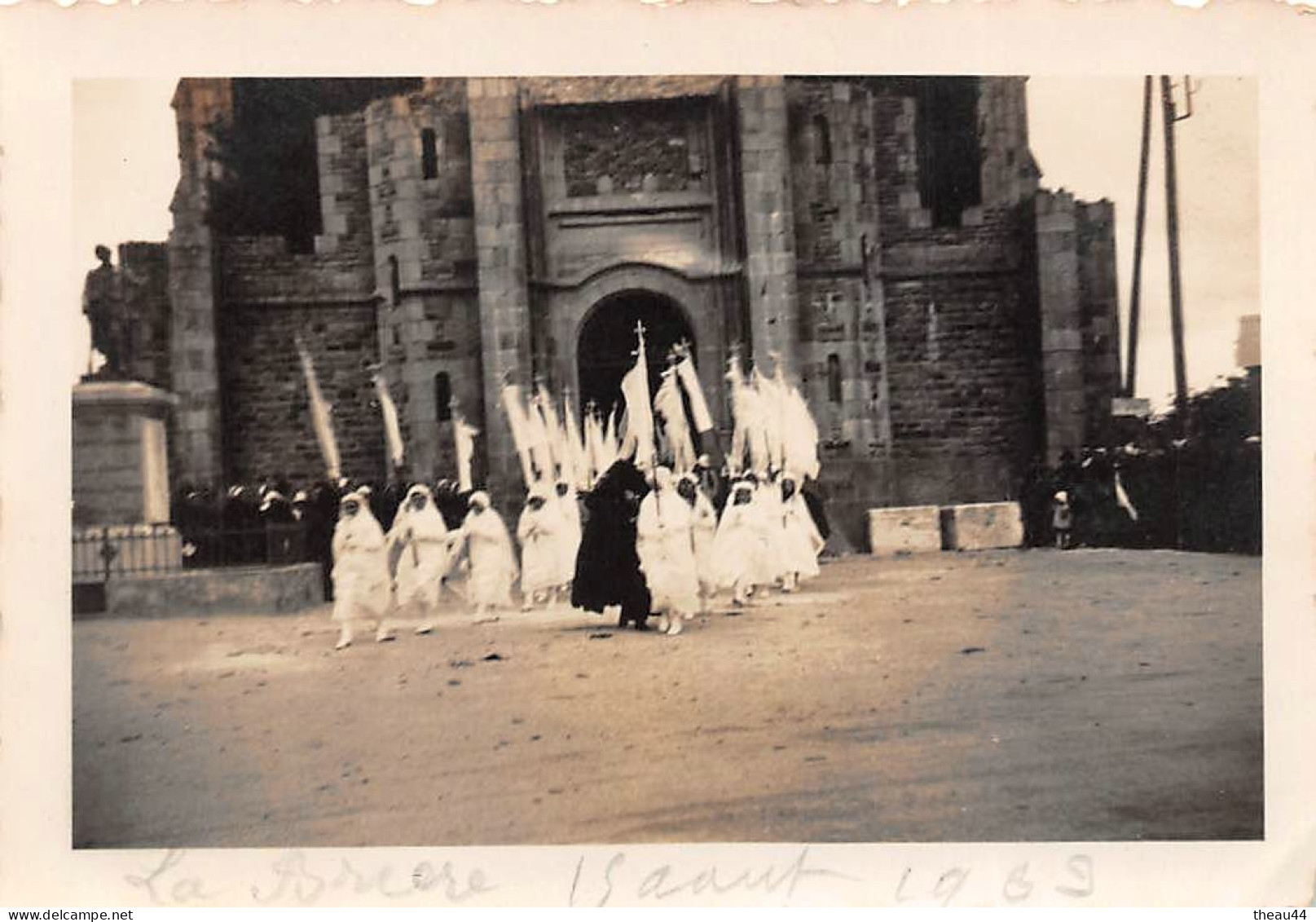 ¤¤   -  SAINT-LYPHARD   -   Cliché De La Sortie De L'eglise Le 15 Aout 1933  -  Communiantes  -  Voir Description  -  ¤¤ - Saint-Lyphard