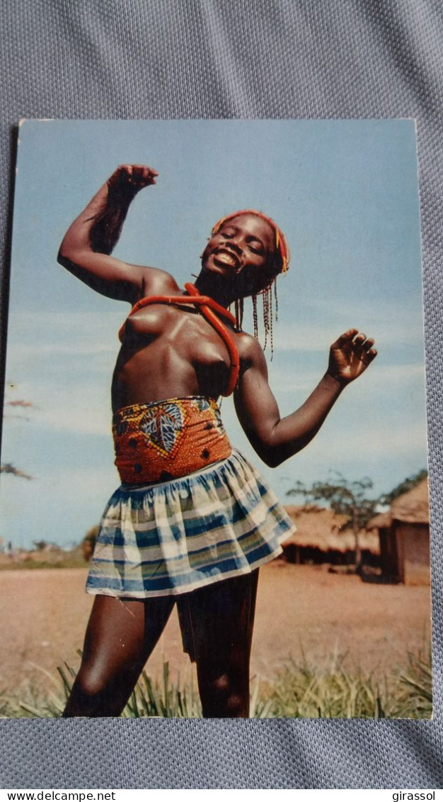 CPSM AFRIQUE EN COULEURS HOA QUI 4262 PETITE DANSEUSE  AFRICAINE SEINS NUS D AFRIQUE NOIRE BIJOU COIFFE FOKLORE  SOURIRE - Non Classés