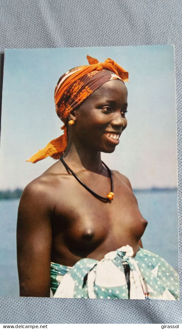 CPSM AFRIQUE EN COULEURS HOA QUI 3020 JEUNE AFRICAINE SEINS NUS FOLKLORE D AFRIQUE NOIRE SOURIRE GRACIEUX - Non Classés