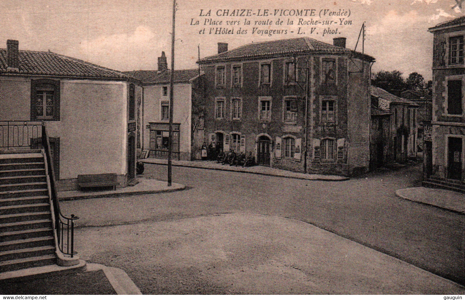 CPA - La CHAIZE-Le-VICOMTE - La Place Et L'Hôtel Des Voyageurs - Edition M.Chrétien - La Chaize Le Vicomte