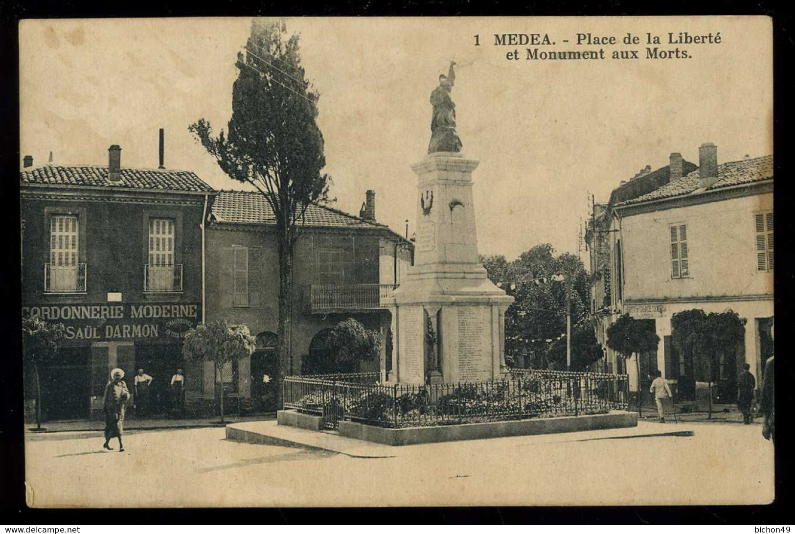 Médéa Place De La Liberté Et Monument Aux Morts 1931 - Médéa