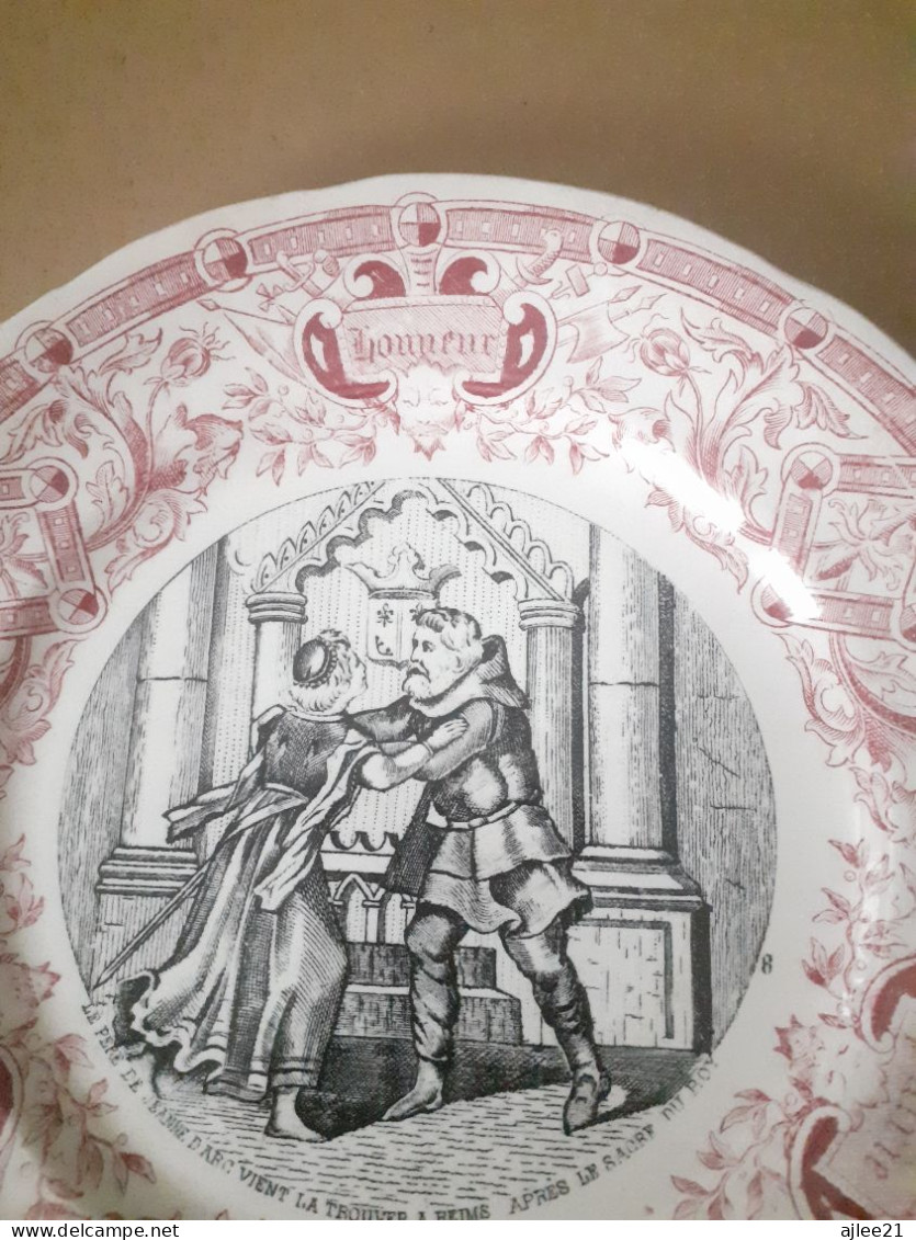 Assiette Sarreguemines le père de Jeanne d'arc vient la trouver à Reims après le sacre.