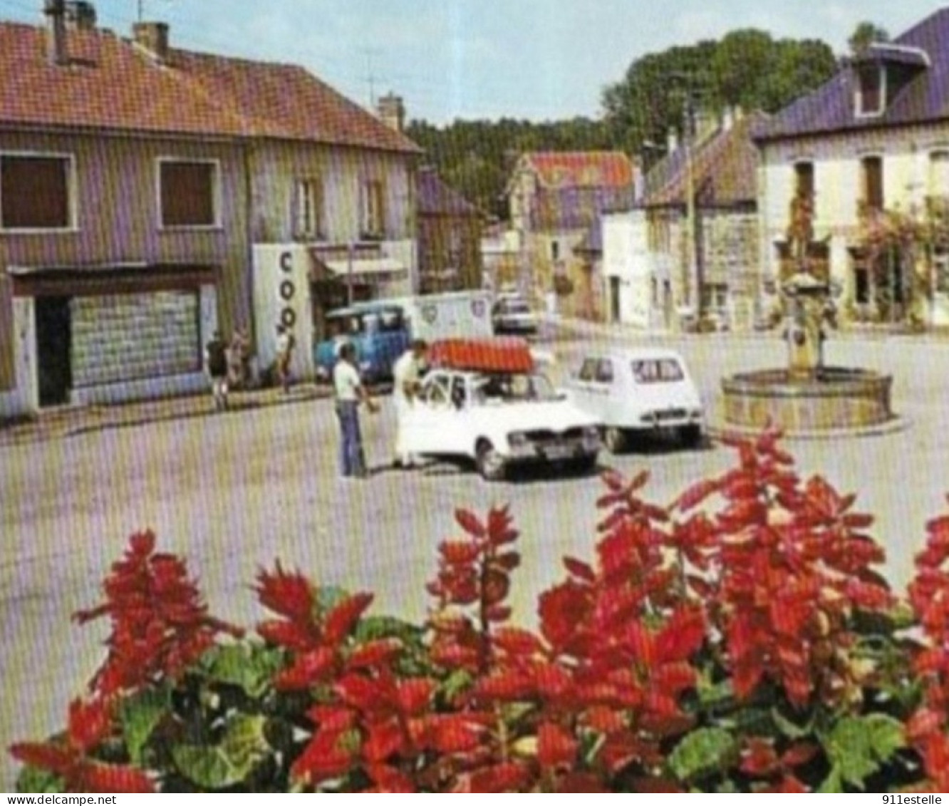 23 ROYERE - LA PLACE ET LA FONTAINE '(  Voitures  RENAULT 16 : CITROEN DYANE ) - Royere