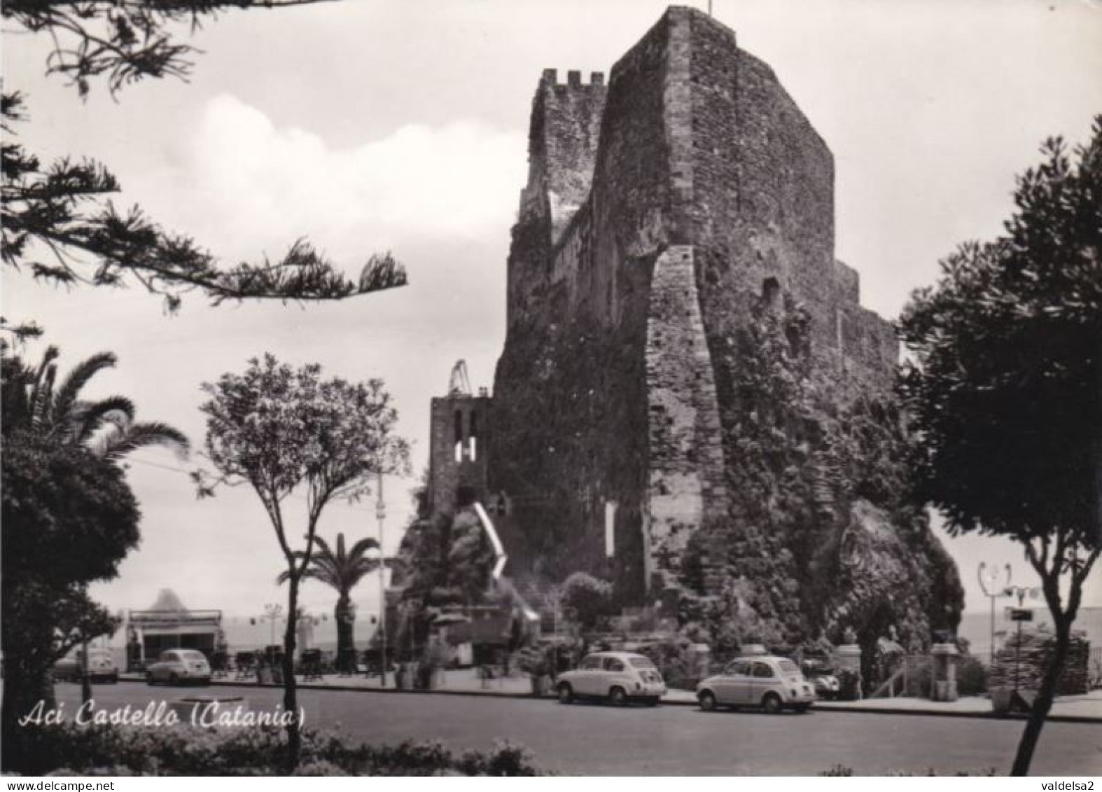 ACI CASTELLO - DINTORNI DI CATANIA E ACIREALE - VEDUTA DEL CASTELLO E GIARDINI - AUTO FIAT 500 E 600 - Acireale