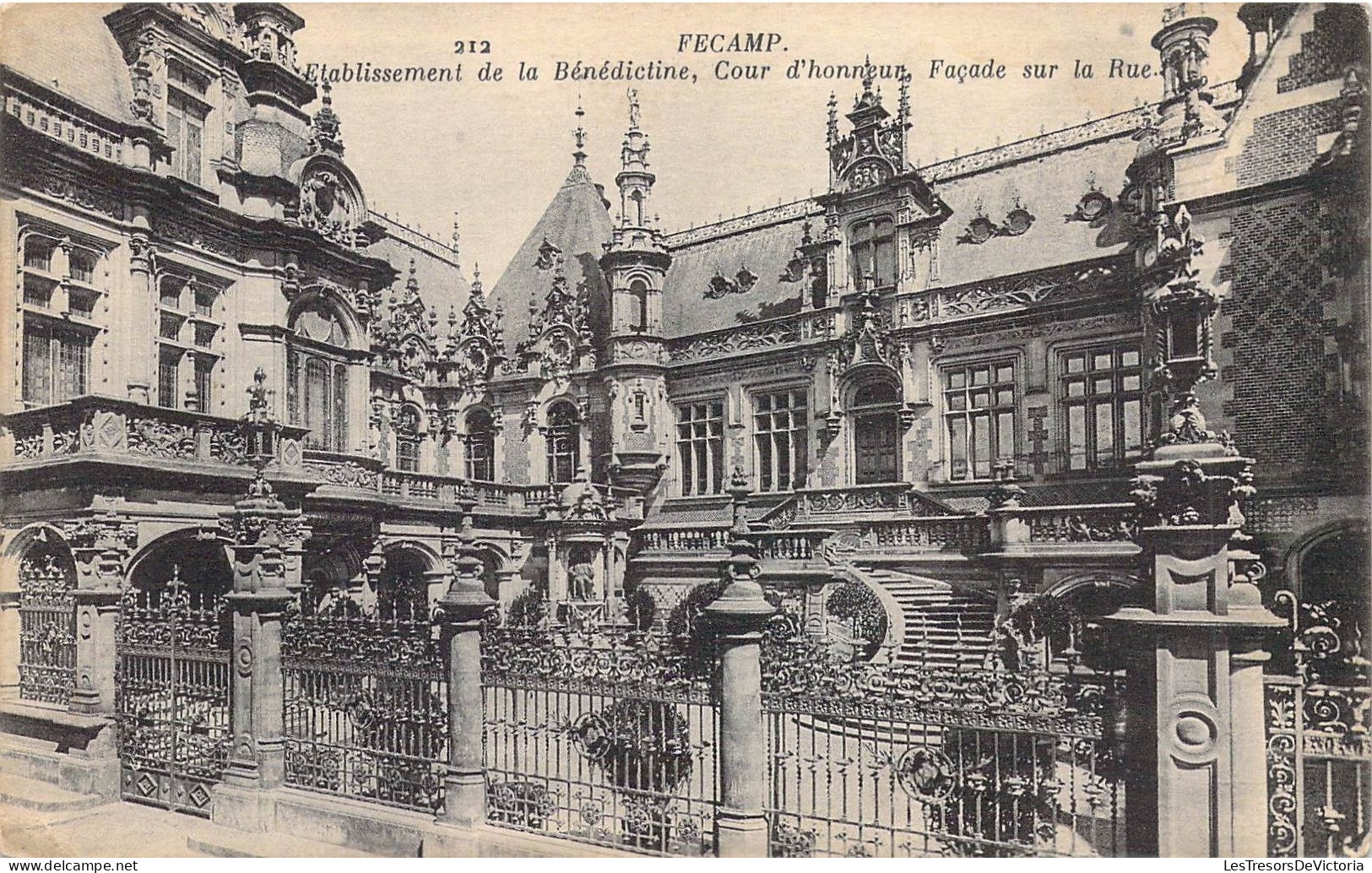 FRANCE - 76 - FECAMP - Etablissement De La Bénédictine - Cour D'honneur Façade Sur La Rue - Carte Postale Ancienne - Fécamp