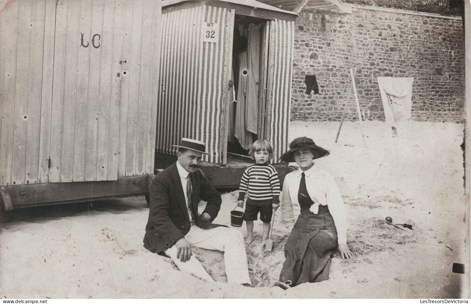 Photographie - Famille Devant Une Cabine De Bain A Dinard En Aout 1913 - Carte Postale Ancienne - Fotografia