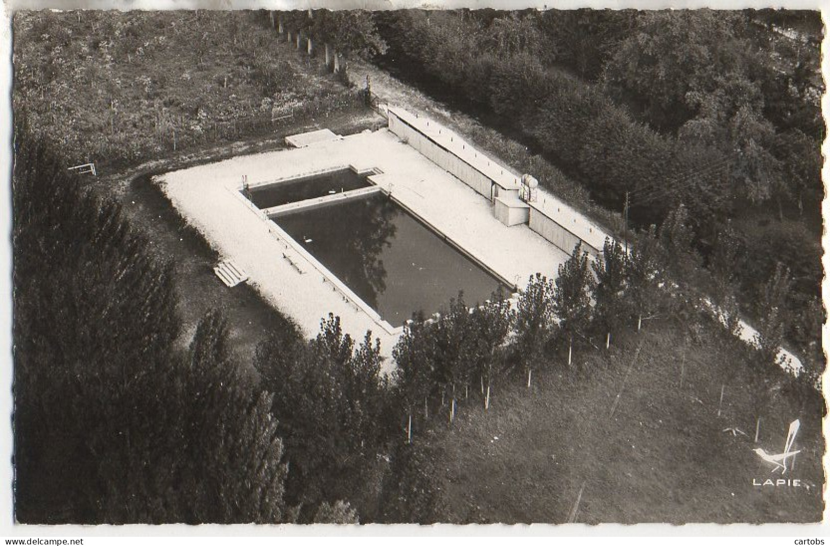 86 EN Avion Au-Dessus De.........VOUILLE-la-BATAILLE  La Piscine (Format CPA) - Vouille