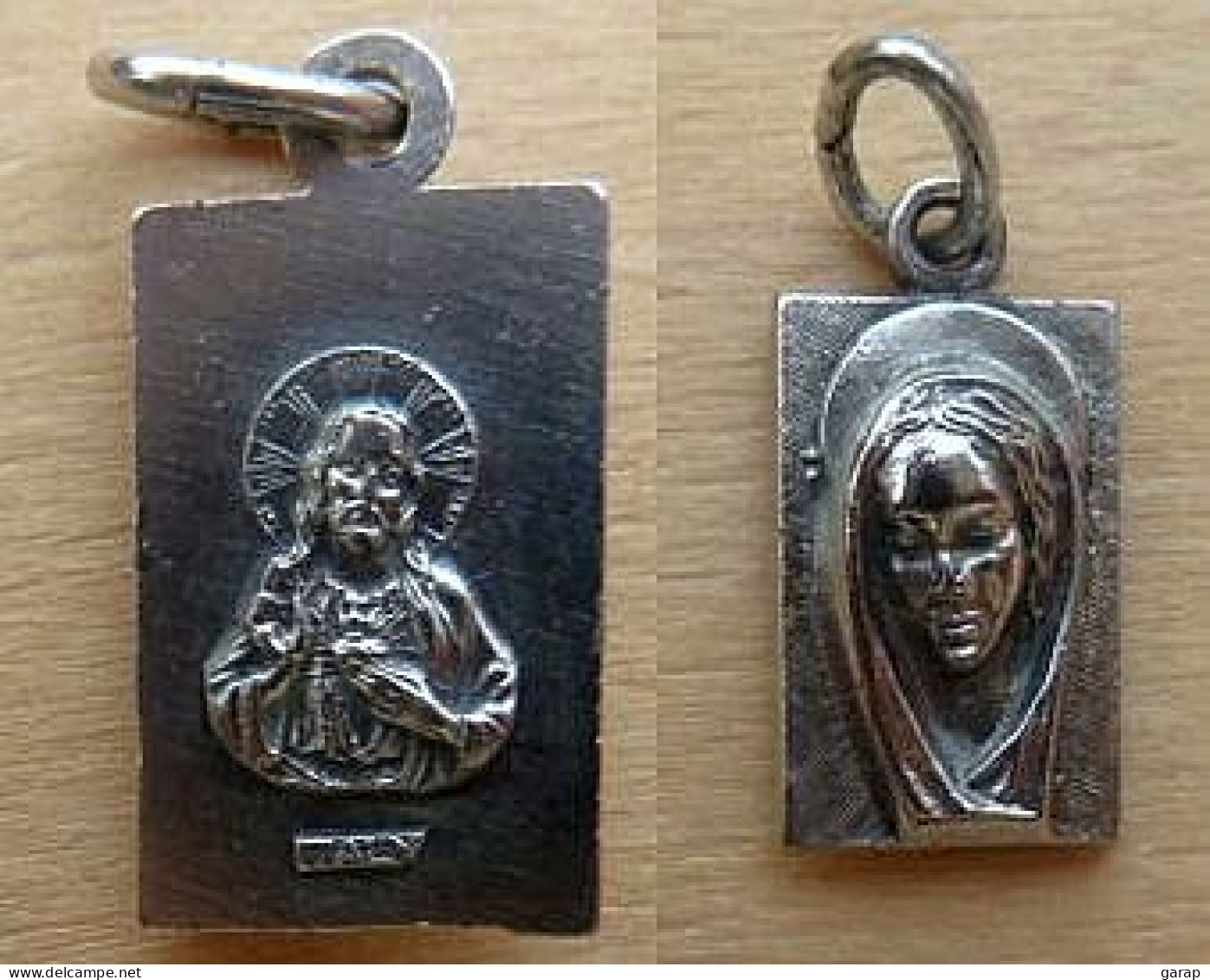 Mada-043 Médaille Rectangulaire ,Vierge En Relief,au Dos Le Sacré Coeur Gravé Italy De 20mm/12mm,poids=2,60g - Art Religieux