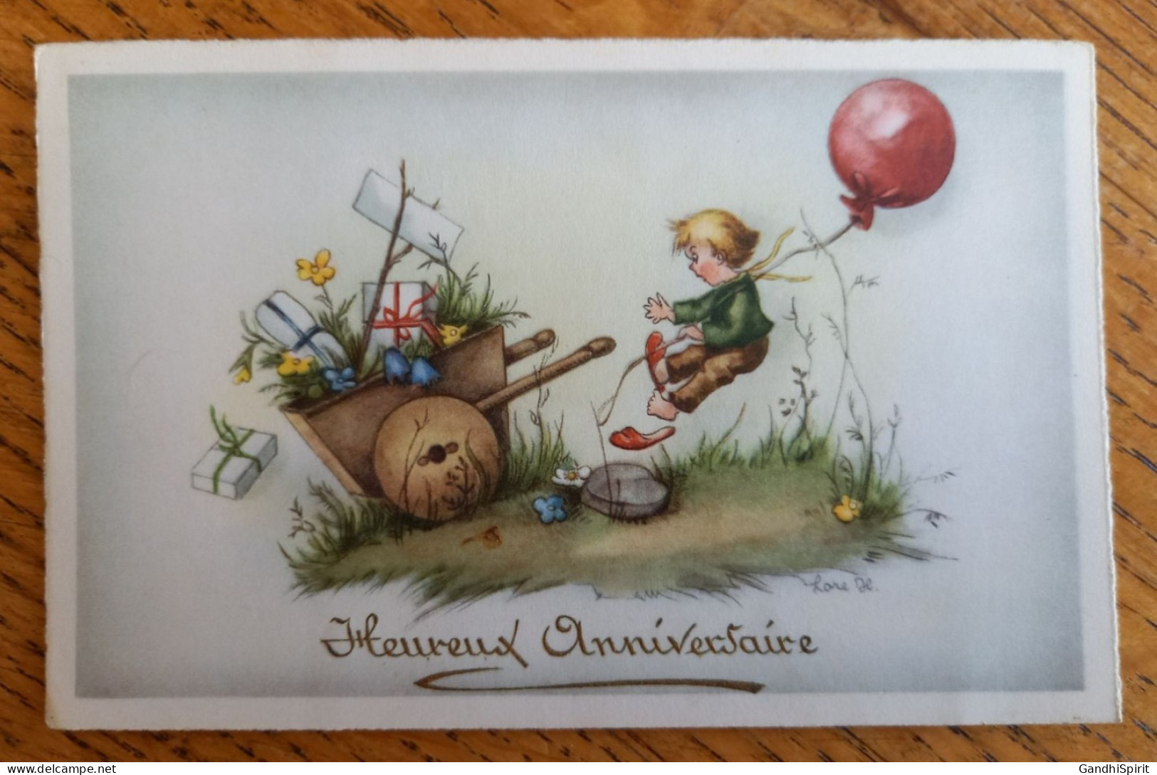 Illustrateur Lore Hummel N°654 - Heureux Anniversaire, Enfant Attaché A Un Ballon De Baudruche Chariot Rempli De Cadeaux - Hummel