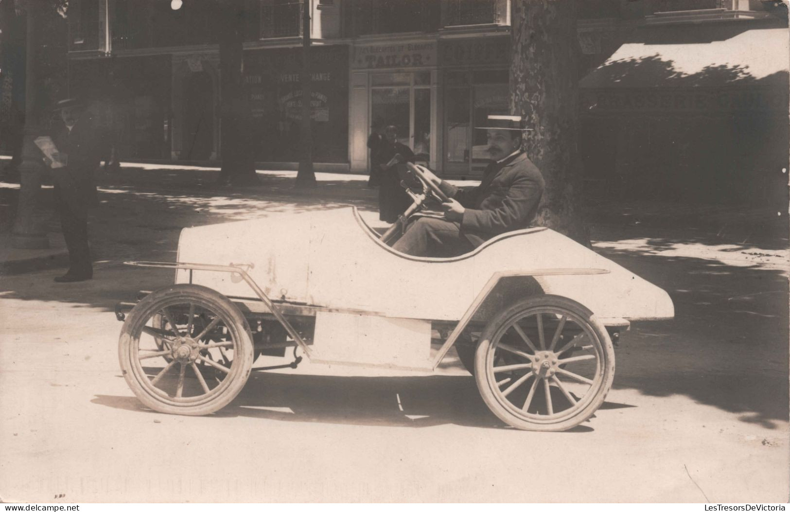 Photographie - Photo D'un Homme Dans Une Voiture Ancienne - Automobile A Identifier - Carte Postale Ancienne - Fotografia