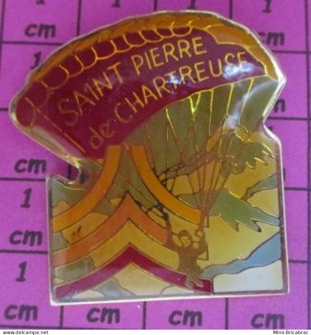 811a Pin's Pins / Beau Et Rare / SPORTS / Grand Pin's PARACHUTISME ST PIERRE EN CHARTREUSE - Fallschirmspringen