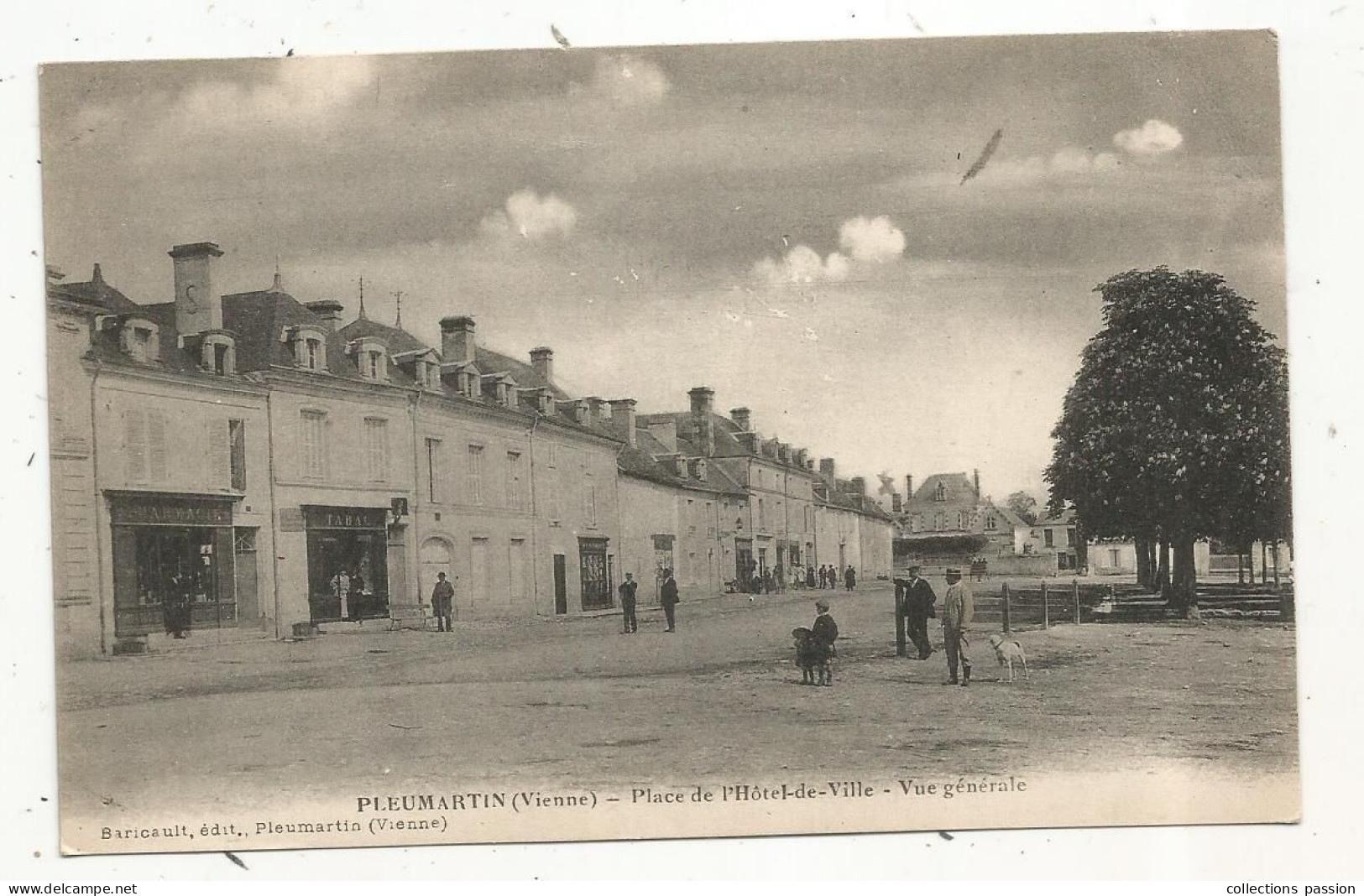 JC, Cp, 86, PLEUMARTIN, Place De L'hôtel De Ville , Vue Générale, écrite - Pleumartin